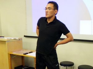 骨盤を動かす立位のホームエクササイズ