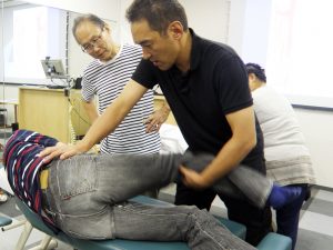 股関節を動かしながら、殿筋や側腹部の筋緊張を緩和していく