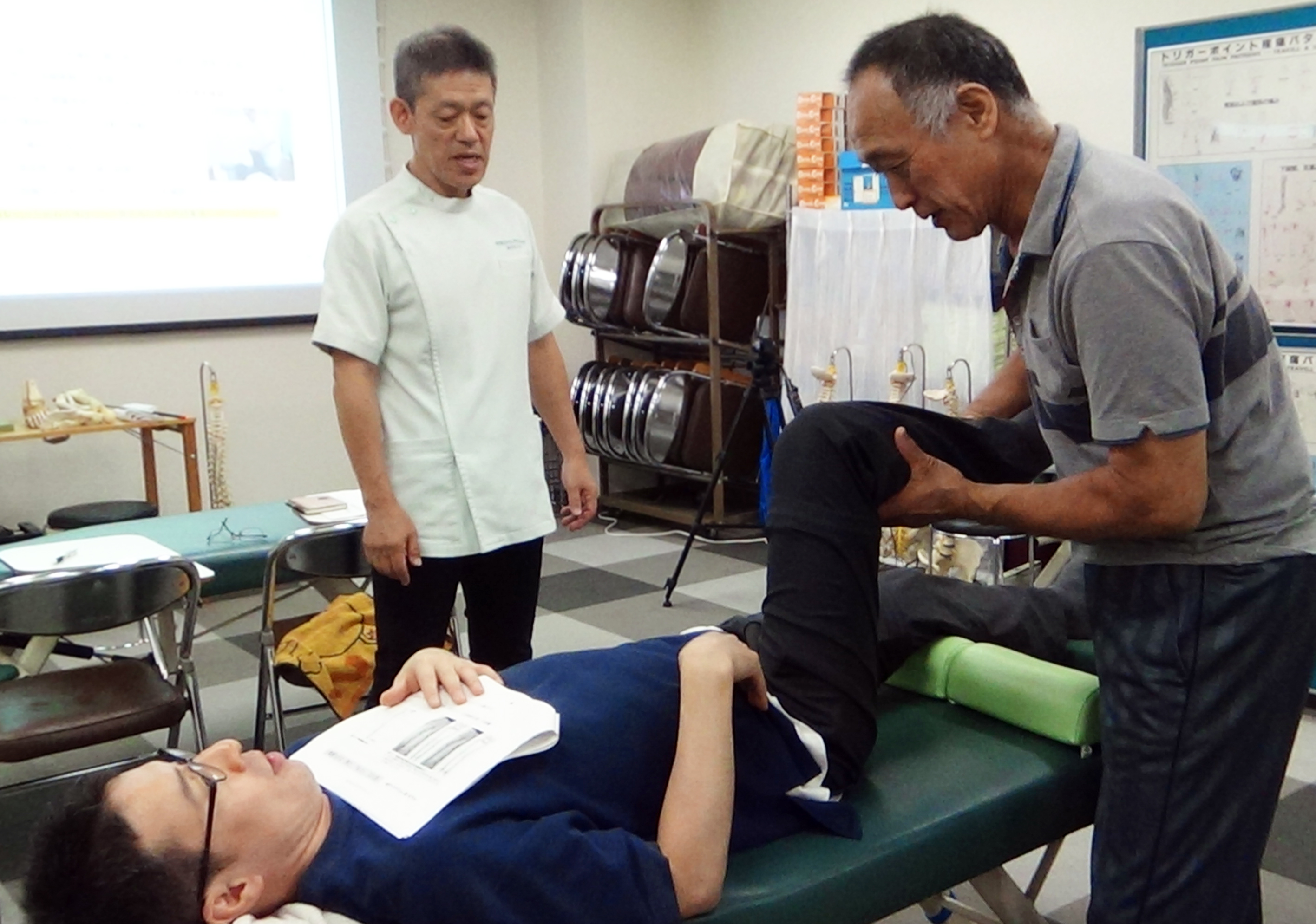施術は背臥位から始める。お客様の顔を見ながら会話重視で、安心してもらえるようにするため。可動域を丁寧にチェックしているところ。