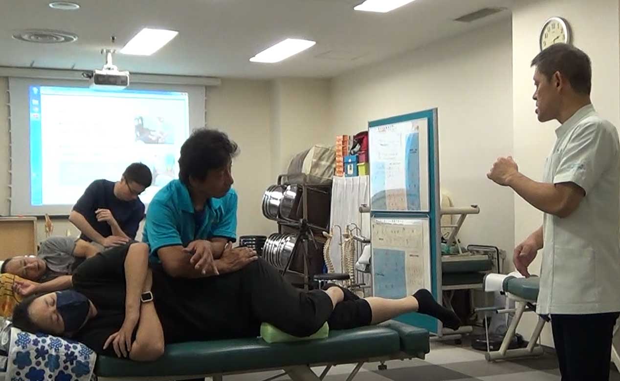 手技を練習する参加者の皆さん