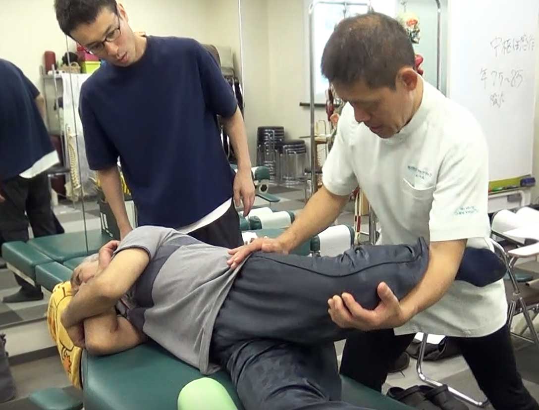 大腿前面のストレッチ。手順や圧のかけ方などを確認しているところ。